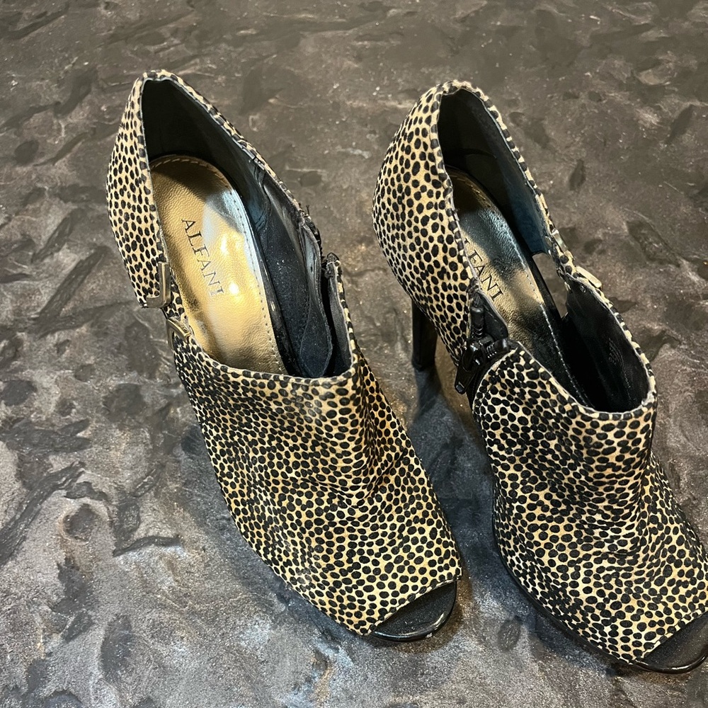 Slip in, interior zip booties - size 6